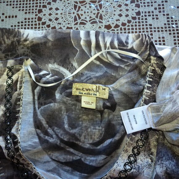 One world, white/black butterfly sleeve floral top, with embroidery, shiny studs - Picture 9 of 10